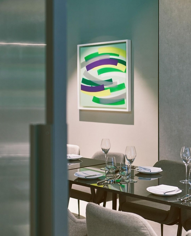 글로벌세아그룹이 운영하는 서울 대치동의 스테이크 하우스 르쏠(LE SOL)의 프라이빗 룸 다이닝 공간에 미술 작품이 전시돼 있다. 르쏠은 ‘아트 오앤오(ART OnO) 2024’ 기간 VIP 관람객을 대상으로 할인 혜택을 제공한다. 르쏠