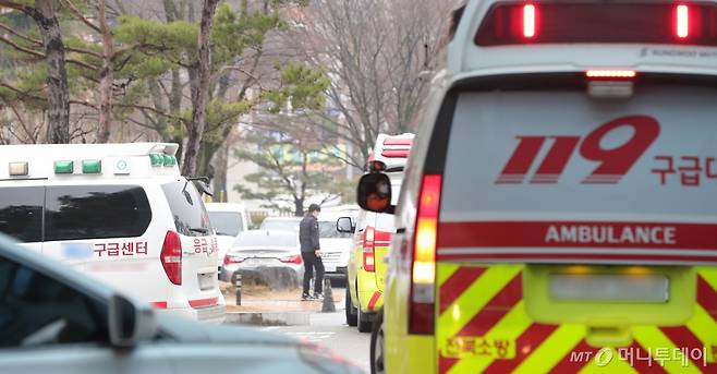 한 대학병원 앞에 구급차들이 줄지어 대기하는 모습. 기사 내용과 직접적인 관련 없는 사진. /사진=뉴스1