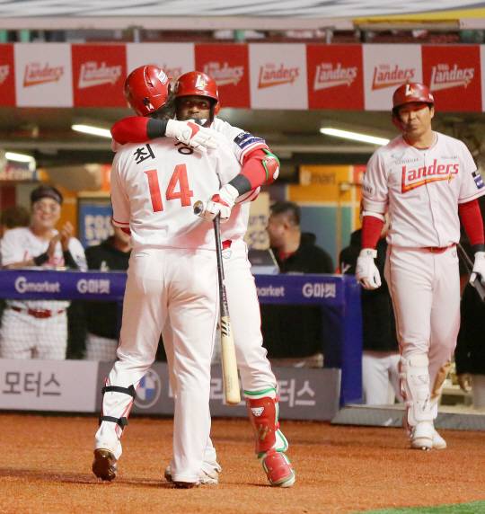 SSG의 최정이 16일 인천 KIA전에서 KBO리그 개인 통산 최다 홈런 타이기록을 작성한 뒤 동료들의 축하를 받고 있다. SSG 제공