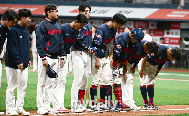 2024년 4월 12일 오후 서울고척스카이돔에서 '2024 신한 SOL Bank KBO리그' 롯데 자이언츠와 키움 히어로즈의 경기가 열렸다. 롯데가 4-9로 패한 뒤 인사하고 있다./마이데일리