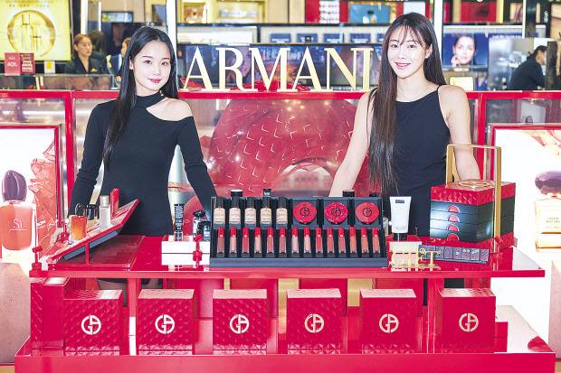 신세계면세점이 명동점에서 아르마니 뷰티팝업매장을 진행한 모습. 모델들이 제품과 함께 포즈를 취하고 있다. [신세계면세점 제공]