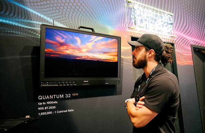 미국 라스베이거스에서 열리고 있는 방송 장비 전시회 'NAB2024'에서 삼성디스플레이의 31.5형 QD-OLED가 적용된 SmallHD의 레퍼런스 모니터를 관계자들이 감상하고 있다. 삼성디스플레이 제공