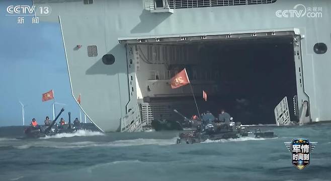 075형 대형 강습상륙함(LHD) 상륙작전 훈련을 위해 공기부양정과 전차/장갑차 등이 075형 강습상륙함으로부터 이탈하여 해상 기동 중이다. 출처 : 중국 관영매체(CCTV) 방송 화면 캡처