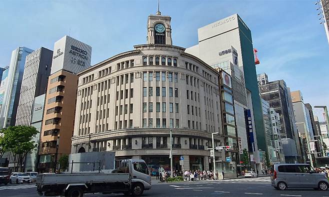 지난 15일 일본 도쿄 긴자의 시계탑이 동일본대지진이 발생한 오후 2시46분을 가리키고 있다. 시계탑은 매년 3월11일 이 시각 1분간 종을 울려 희생자들을 추모한다.