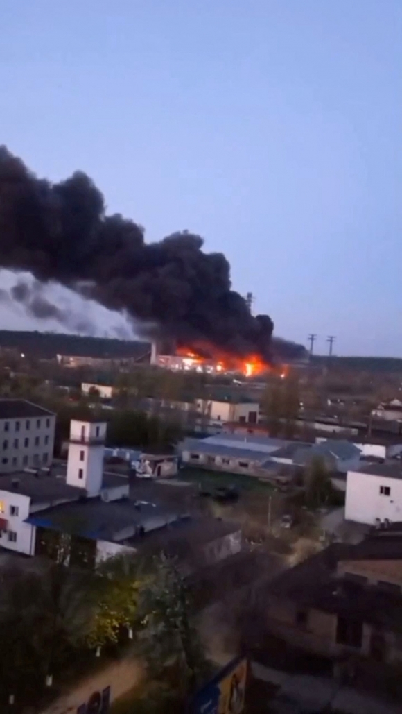 러시아, 우크라이나 발전소 공습 - 2024년 4월 11일(현지시간) 러시아의 미사일 공격을 받은 우크라이나 수도 키이우 인근의 트리필스카 발전소에서 불길과 연기가 치솟고 있다. / 사진=로이터 연합뉴스