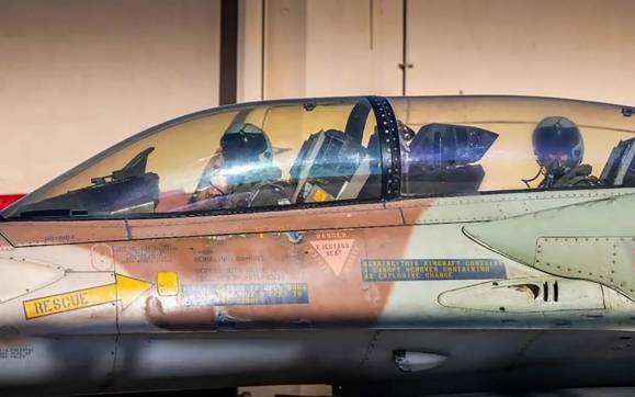 G 소령(왼쪽)이라고 알려진 이스라엘 조종사가 이스라엘로 향하는 이란 미사일·드론을 격추하기 위한 비행 임무에 나설 준비를 하고 있다. / 사진=이스라엘군