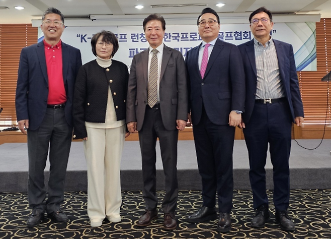 (왼쪽부터)전영창 케이파크골프 대표, 신정희 대한하키협회 부회장, 이정길 한국프로파크골프협회 회장, 이영수 한국프로파크골프협회 고문, 유선기 서강대 교수가 17일 기자간담회를 마친 뒤 기념사진을 찍고 있다.