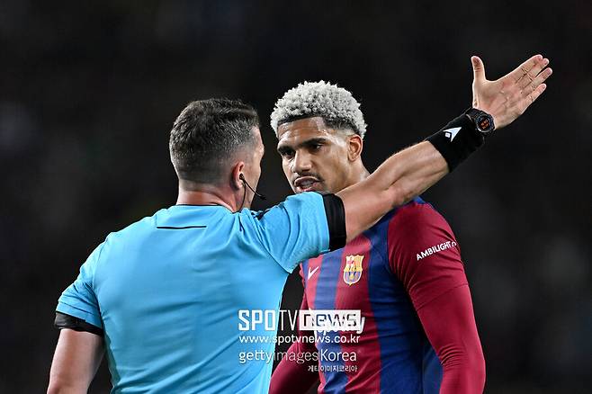 ▲ 파리 생제르맹(PSG)은 17일(한국시간) 스페인 바르셀로나의 에스타디 루이스 콤파니스에서 열린 2023-24시즌 유럽축구연맹 챔피언스리그(UCL) 8강 2차전에서 FC바르셀로나에 4-1 대승을 거뒀다. PSG는 결국 1,2차전 합산 스코어 6-4로 바르셀로나를 제치고 4강 진출에 성공했다. 전반 29분 퇴장당한 로날드 아라우호