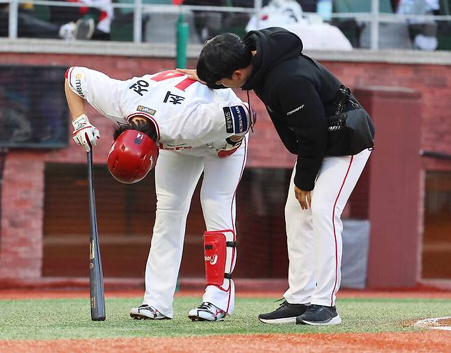 ▲ 1회 윌 크로우에게 사구를 맞은 최정은 왼쪽 갈비뼈 부위에 미세 골절이 발견돼 18일 추가 검진을 진행할 예정이다. 자칫 잘못하면 한 달 이상 결장할 수도 있다. ⓒ연합뉴스