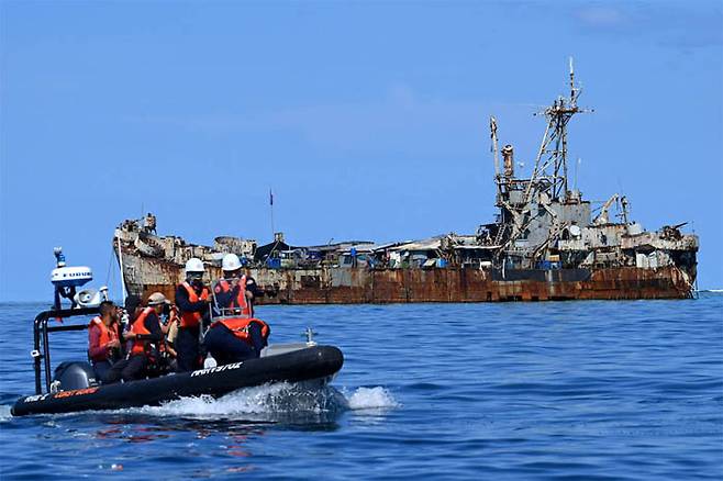 지난해 11월 10일 필리핀 해안경비대가 남중국해(서필리핀해) 세컨드 토마스 암초에 좌초된 시에라 마드레함 인근을 순찰하고 있다. AFP연합뉴스