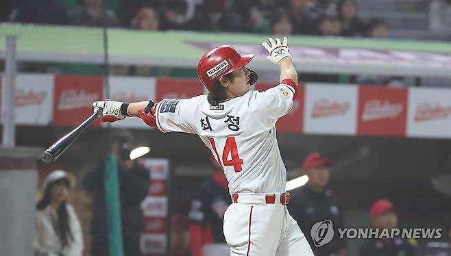 '최정' 통산 467호 홈런, KBO리그 최다 홈런 타이 (인천=연합뉴스) 임순석 기자 = 16일 오후 인천 SSG랜더스필드에서 열린 2024 KBO리그 KIA 타이거즈와 SSG 랜더스의 경기. 9회 말 2사 SSG 최정이 동점 솔로홈런을 치고 있다. 2024.4.16 soonseok02@yna.co.kr