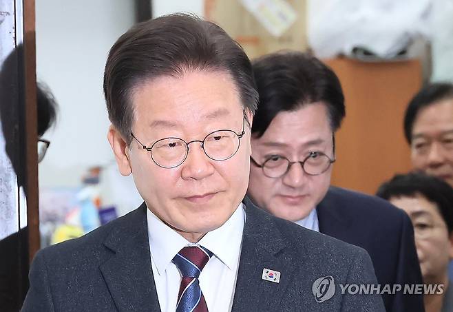 최고위 참석하는 이재명 대표 (서울=연합뉴스) 이정훈 기자 = 더불어민주당 이재명 대표와 홍익표 원내대표가 17일 국회에서 열린 최고위원회의에 참석하고 있다. 2024.4.17 uwg806@yna.co.kr