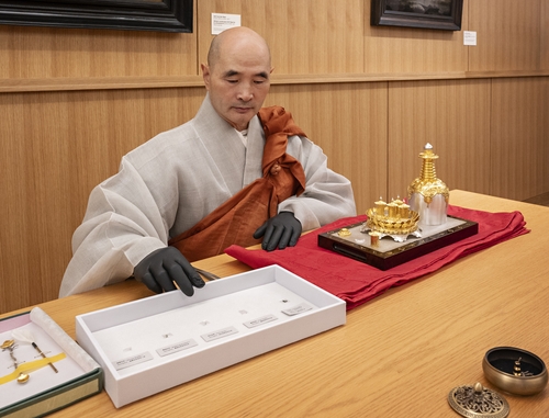 보스턴미술관서 사리 마주한 호산스님 (서울=연합뉴스) 봉선사 주지 호산스님(행렬 선두)이 16일(현지시간) 오후 미국 보스턴미술관에서 가섭불·석가모니·정광불(연등불) 및 고려시대 스님인 나옹선사(1320∼1376)·지공선사(?∼1363)의 사리 및 편(片)을 이운하기 위해 준비하고 있다. [대한불교조계종 제공. 재판매 및 DB 금지]