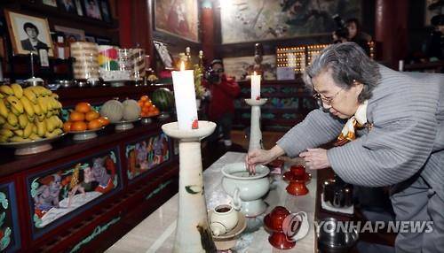 민주열사 박종철 30주기 추모제    (양산=연합뉴스) 최병길 기자 = 고 박종철 열사 어머니 정차순 씨가 13일 경남 양산시 하북면 통도사 말사 성전암 대웅전에서 열린 박종철 민주열사 30주기 추모제에서 분향하고 있다. 2017.1.13