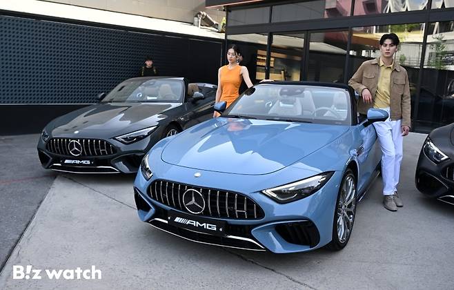 18일 오전 서울 강남구 AMG서울전시장에 메레세데스 벤츠의 '메르세데스-AMG SL 마누팍투어'가 전시되고 있다./사진=이명근 기자 qwe123@