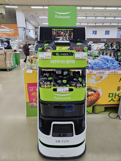 서울 양재 하나로마트에서 운영 중인 풀무원 판매 로봇.(사진=풀무원)