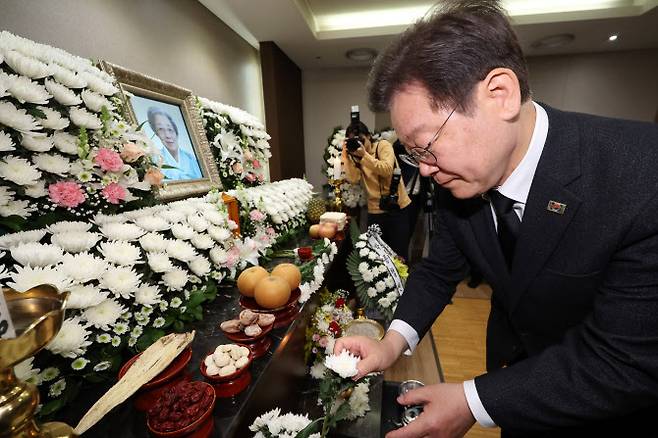 이재명 더불어민주당 대표가 18일 오후 서울 강동구 강동성심병원 장례식장에 마련된 박종철 열사 어머니 고 정차순 여사 빈소를 찾아 조문하고 있다.(사진=뉴시스)