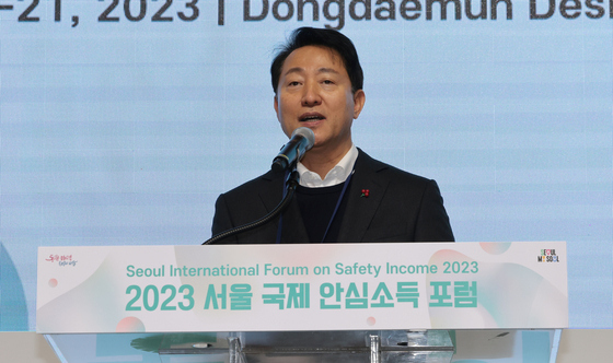 지난해 12월, 서울 중구 동대문디자인플라자(DDP)에서 열린 2023 서울 국제 안심소득 포럼에서 환영사를 하고 있는 오세훈 시장. 〈사진=연합뉴스〉