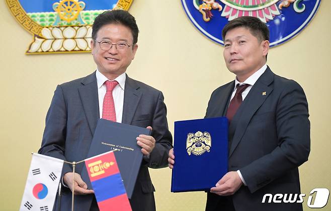 이철우 경북지사는 17일 몽골 울란바트르냠바타르 시장과 친환경에너지 공급과 그린도시 조성 및 양수발전소 사업 추진을 위한 경북기업의 진출을 지원하는 내용으로 MOU를 체결했다. ⓒ News1 김대벽기자