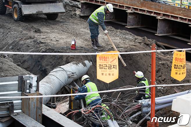 서울시내 한 공사 현장에서 근로자들이 작업을 하고 있다.  사진과 기사 내용은 관련 없음. ⓒ News1 유승관 기자