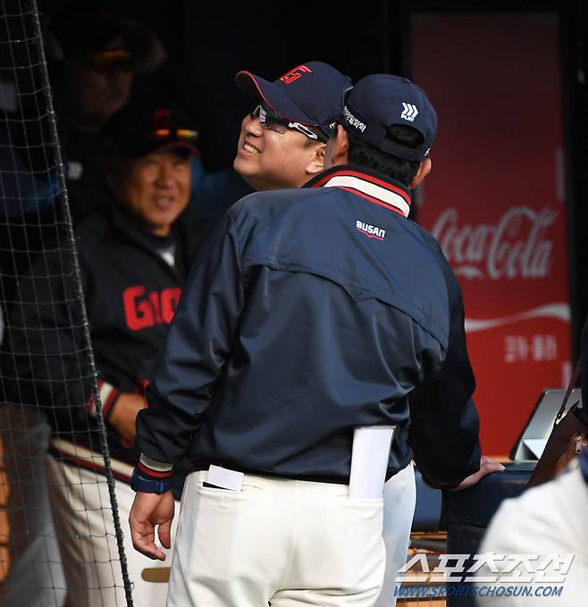 경기 시작 직전 롯데 팬들의 열띤 응원에 잠시나마 미소 지었던 김태형 감독