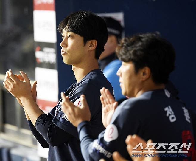 끝까지 후배들을 향해 박수 치며 격려했던 이학주와 정훈