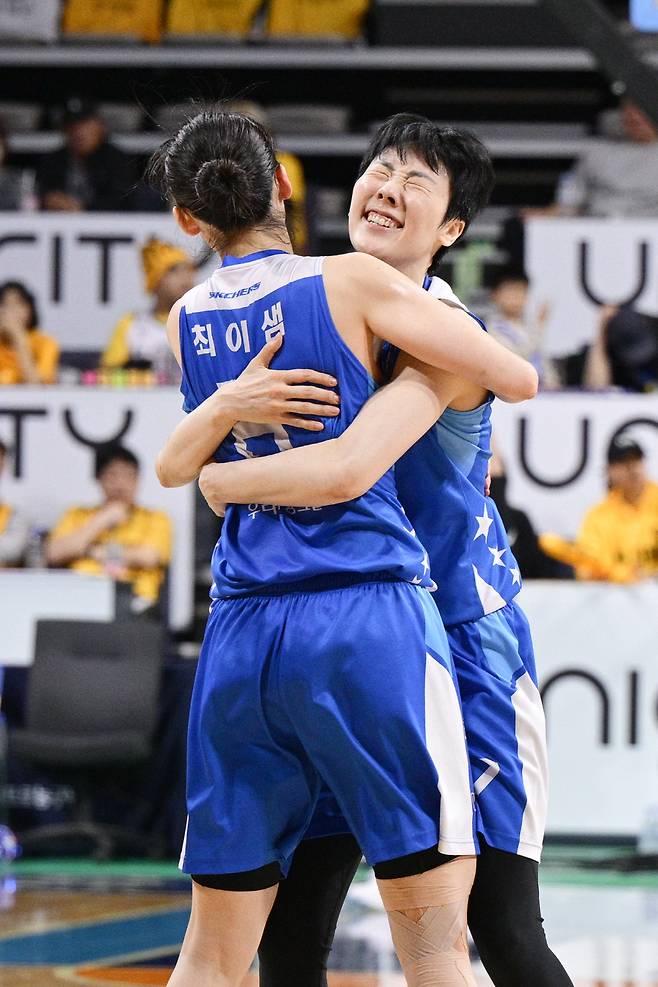 박혜진 최이샘. 사진제공=WKBL