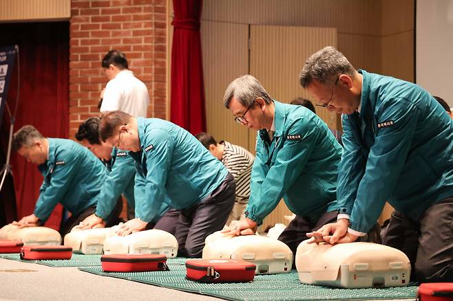정기환 한국마사회장(오른쪽에서 두 번째)을 비롯한 임직원들이 심폐소생술 실습교육을 받고 있다. 사진제공=한국마사회