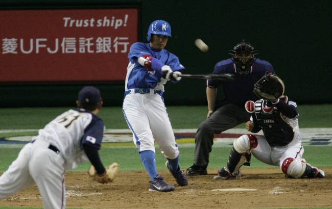 제1회 WBC 한국과 일본의 경기. 이승엽의 타격

스포츠닛폰