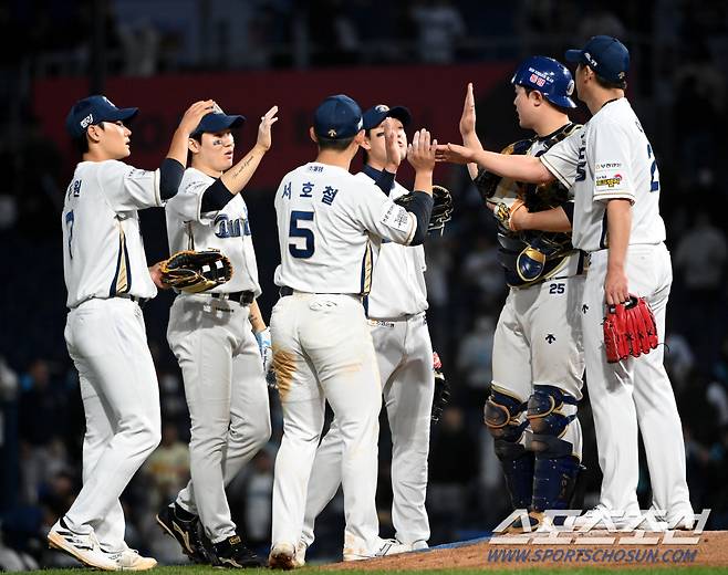 17일 창원NC파크에서 열린 한화와 NC의 경기, NC가 4대3으로 승리했다. 승리의 기쁨을 나누는 NC 선수들의 모습. 창원=허상욱 기자wook@sportschosun.com/2024.04.17/