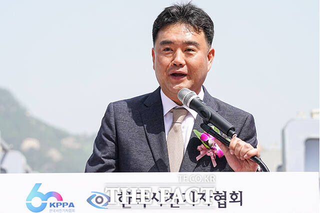 이호재 한국사진기자협회 회장이 18일 서울 종로구 광화문광장에서 열린 '제60회 한국보도사진전 개막식'에서 인사말 하고 있다.