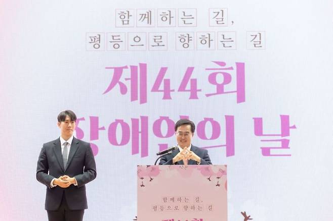 김동연 경기도지사가 18일 장애인의 날 행사에 참석해 이야기를 하고 있다.