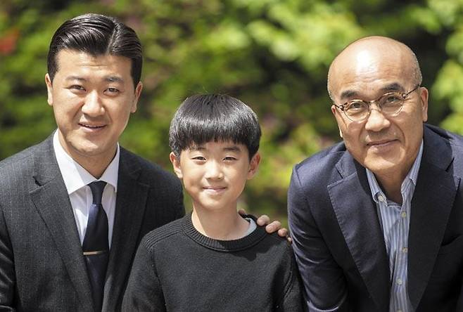 박일도(오른쪽) 한국장례협회 회장이 아들 박천광(왼쪽) 제일장례식장 대표, 손자 박시원군과 17일 경기 안산 제일장례식장 앞에 서 있는 모습. /김지호 기자