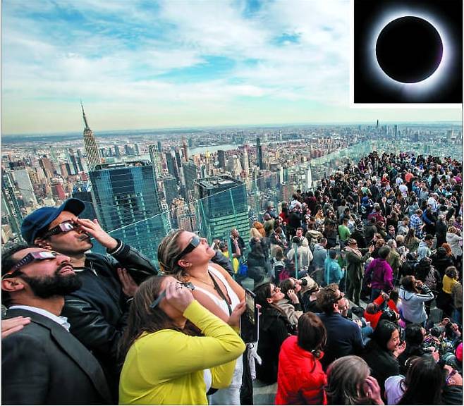 지난 8일(현지 시각) 미국 뉴욕의 한 고층 빌딩 전망대에 모인 인파가 개기일식(오른쪽 위 사진)을 구경하고 있다. 이날 북미 지역에서는 최장 4분 28초간 달이 태양을 완전히 가리는 개기일식이 일어났다./AP 연합뉴스