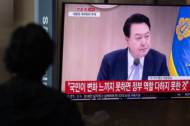 지난 16일 서울역에서 시민들이 윤석열 대통령 주재 국무회의 생중계를 지켜보고 있다. 윤 대통령은 이날 용산 대통령실에서 열린 국무회의에서 "어려운 국민을 돕고 민생을 챙기는 것이 정부의 존재 이유"라며 "그런 측면에서 이번 총선을 통해 나타난 민심을 우리 모두 겸허하게 받아들여야 한다"고 밝혔다. 2024.4.16/뉴스1