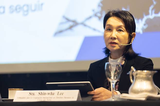 16일(현지 시각) 아르헨티나 수도 부에노스아이레스의 알베아르 아이콘 호텔에서 개최된 북한 인권 개선을 위한 세미나에서 발언하는 이신화 북한인권국제협력대사. /주아르헨티나 대사관