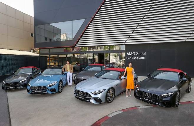 18일 서울 강남구 'AMG 서울'에서 '메르세데스-AMG SL 63 4MATIC+ 마누팍투어' 에디션이 공개되고 있다. ⓒ메르세데스-벤츠 코리아