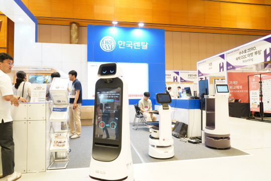 2023년 6월 서울 삼성동 코엑스에서 열린 코리아호텔쇼에서 한국렌탈이 다양한 렌탈 서비스를 선보이고 있다. 한국렌탈 제공