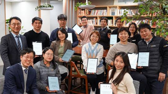 한국렌탈은 ESG 경영을 활발하게 펼치면서 자체 ESG위원회를 운영하고 있다. 각 본부별로 ESG 활동을 주도하는 '예스 굿 멘(YES GOOD MEN)' 임명식을 가진 후 관계자들이 사진을 찍고 있다. 한국렌탈 제공
