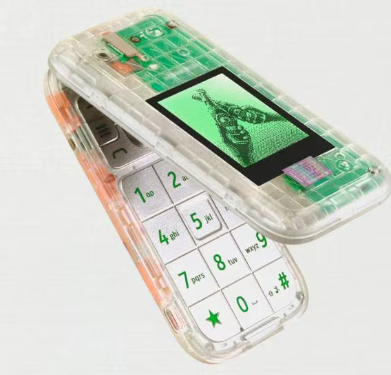 글로벌 맥주 회사 하이네켄이 복고풍 폴더폰 '보링폰(Boring Phone)'을 한정판으로 선보인다. 사진=HMD