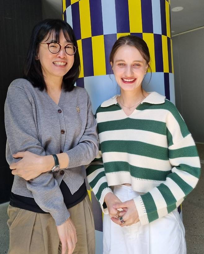 연극 ‘출입국사무소의 오이디푸스’를 쓴 극작가 한현주(왼쪽)과 배우 베튤. 임석규 기자