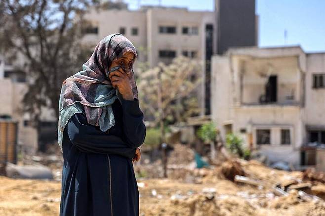 팔레스타인 여성이 17일(현지시각) 가자 알시파 병원 근처에서 숨진 이들을 찾는 수색작업을 지켜보고 있다. AFP 연합뉴스