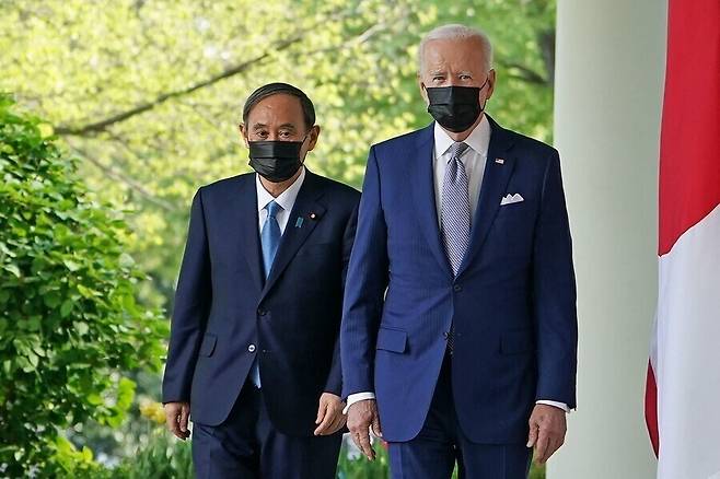 조 바이든 미국 대통령과 스가 요시히데 일본 총리가 지난 2021년 4월16일(현지시각) 백악관 로즈가든에서 열린 공동기자회견에 참석하기 위해 걸어가고 있다. 워싱턴/AFP 연합뉴스