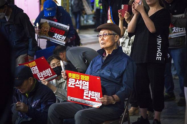 고인은 생의 마지막 순간까지 민족자주와 민주화 운동에 앞장섰다. 사진은 윤석열 대통령 탄핵을 촉구하는 집회 참석 때 모습이다. 필자 제공