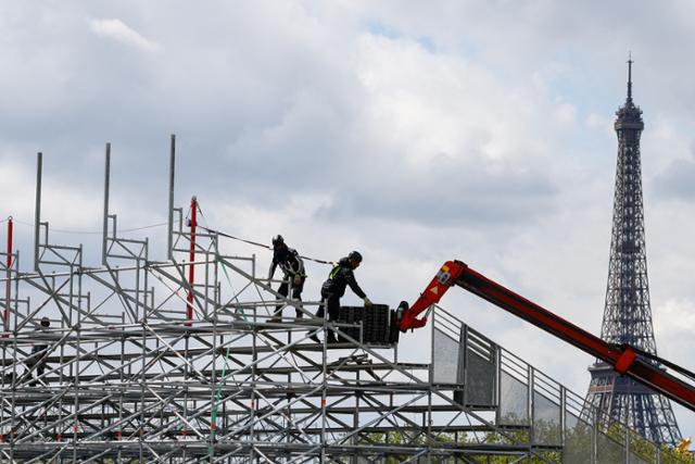 17일 프랑스 파리 콩코르드 광장에서 건설 노동자들이 7월 26일부터 8월 11일까지 열리는 하계올림픽을 위한 건물을 짓고 있다. 파리=EPA 연합뉴스