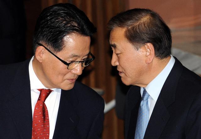 2011년 당시 박지원 민주당 원내대표와 이재오 특임장관이 국회 본회의장에서 만나 이야기를 나누고 있다. 고영권기자