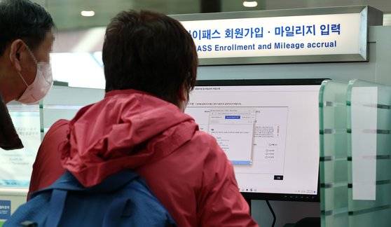 마일리지를 쓰고 싶은데 부족하다면 가족끼리 합산하면 된다. 대한항공과 아시아나항공 모두 가능하다. 연합뉴스