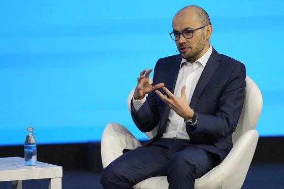 데미스 허사비스 구글 딥마인드 CEO가 지난 2월 스페인 바르셀로나에서 열린 MWC2024에서 패널로 참여하고 있다. EPA=연합뉴스