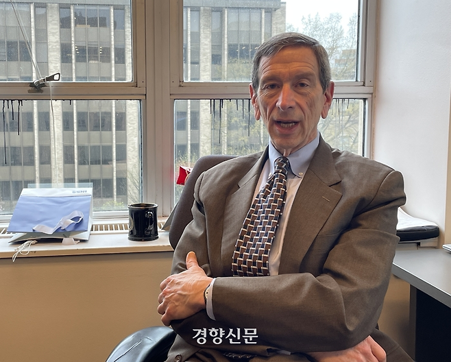 Robert Einhorn, the former Special Advisor for Nonproliferation and Arms Control at the Department of State poses for an interview with the Kyunghyang Daily News at his office at the Brookings Institution in Washington D.C. where he serves as a senior fellow. Photo credit: Yoojin Kim