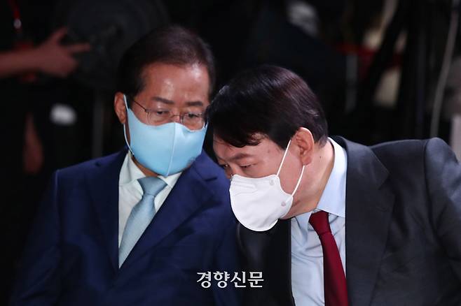 2021년 9월7일 서울 강서구 마곡동 ASSA빌딩 방송스튜디오에서 열린 국민의힘 제20대 대통령 후보 1차 경선 후보자 3대 정책공약 발표 에서 윤석열 대선 예비후보(오른쪽)와 홍준표 후보(왼쪽)가 대화하고 있다. 국회사진기자단